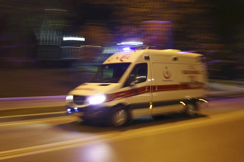 Kontrolden çıkan otomobil refüje çarptı: 1 ölü, 1 yaralı
