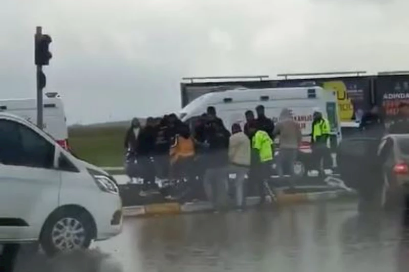 Hafif ticari araç ile otomobil kafa kafaya çarpıştı: 5 yaralı 