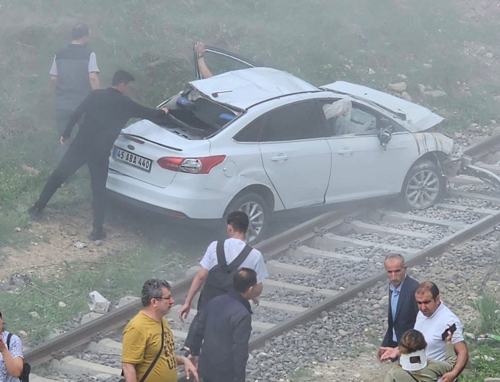 Batman’da Araç Tren Yoluna Uçtu: 4 Kişi Yaralandı