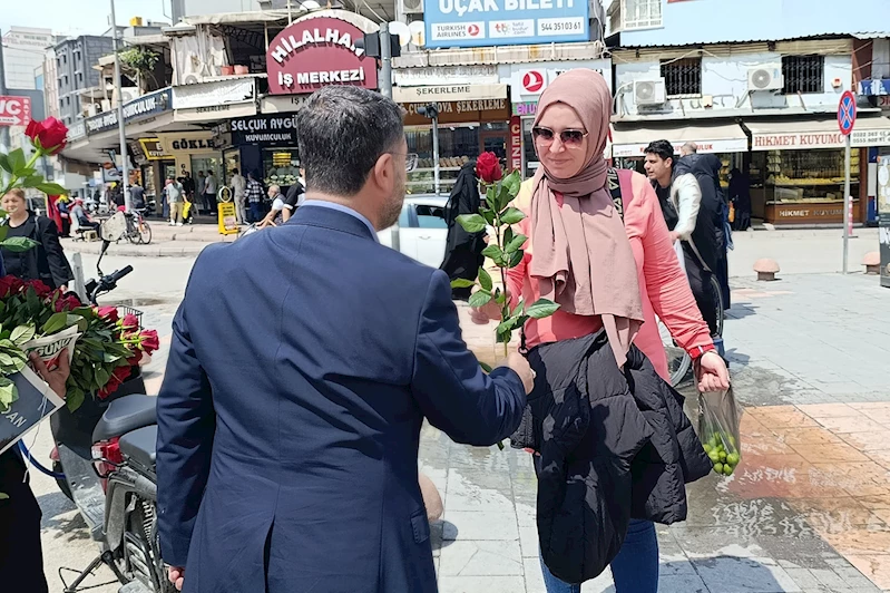 HÜDA PAR İl Başkanlığı Mevlid-i Nebi için Adanalılara gül uzattı           