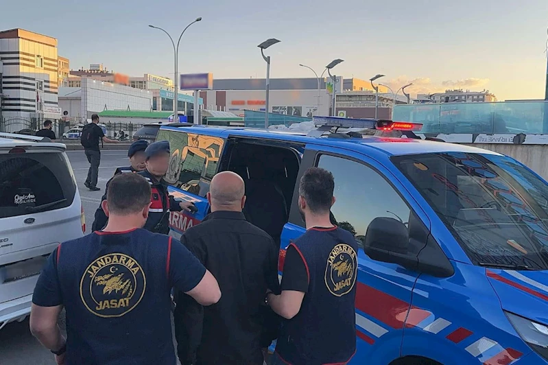 Uyuşturucu suçundan aranan 2 şahıs yakalandı