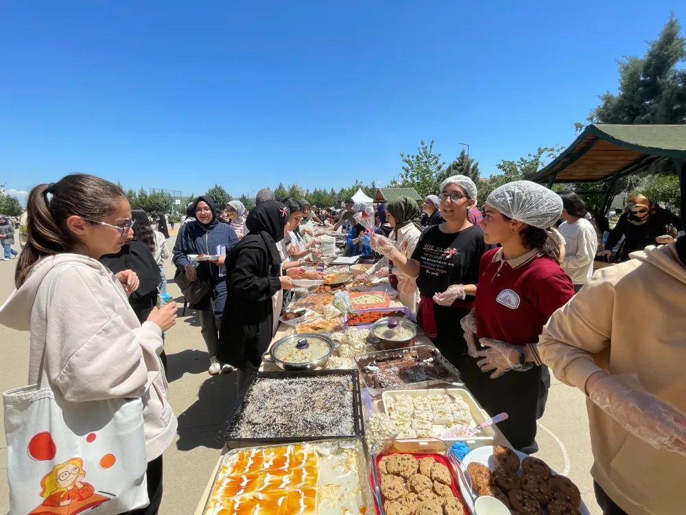 Öğrenciler Gazze İçin Kermes Düzenledi 