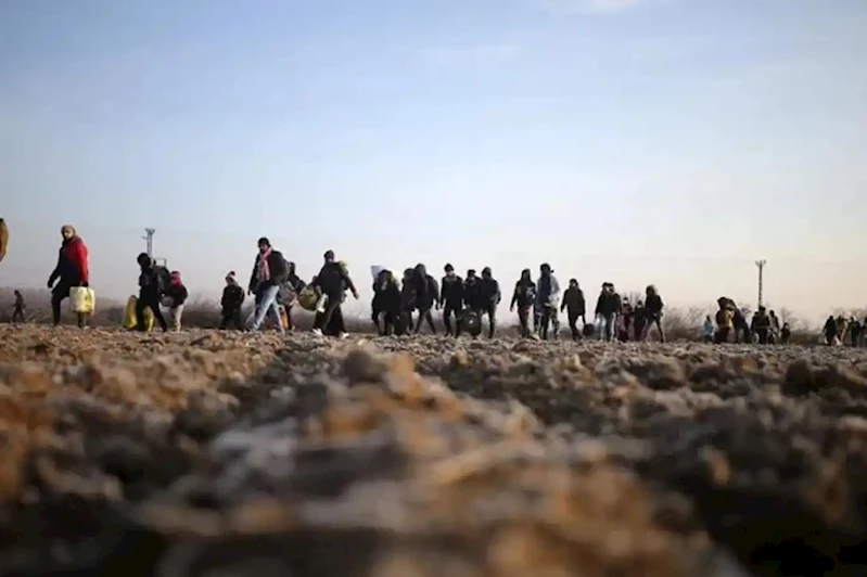 696 düzensiz göçmenin sınır dışı işlemleri başladı