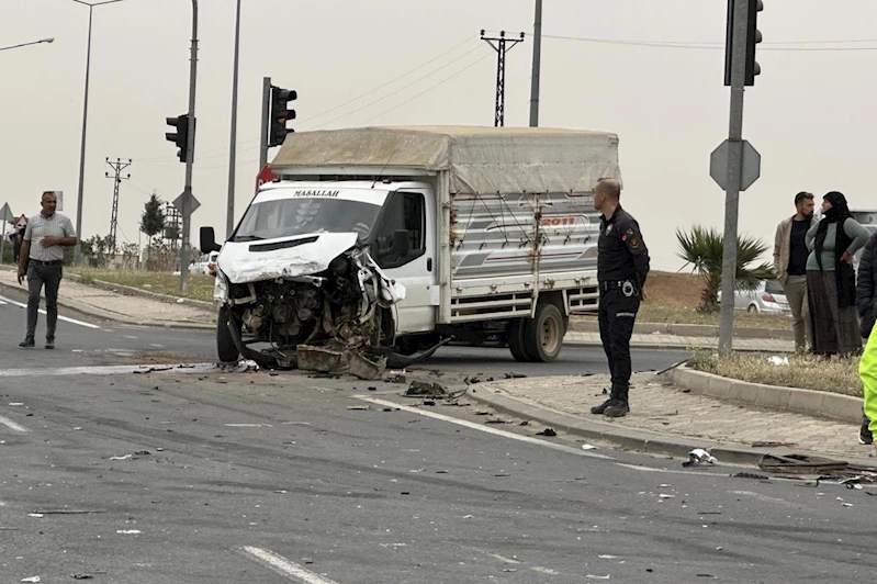 Mardin’de akaryakıt yüklü tanker ile kamyonet çarpıştı: 4 yaralı