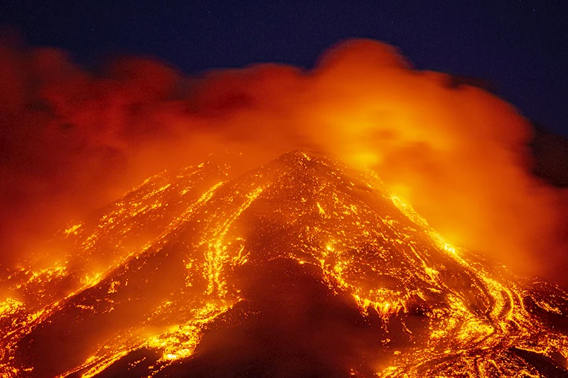 Etna Yanardağı yeniden kül ve lav püskürttü