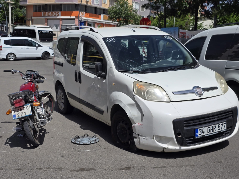 Batman’da Hafif Ticari Araç ile Motosiklet Çarpıştı: Maddi Hasar Meydana Geldi