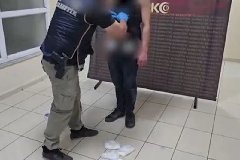 Şüpheli şahısların üzerinden 1 kg metamfetamin ele geçirildi