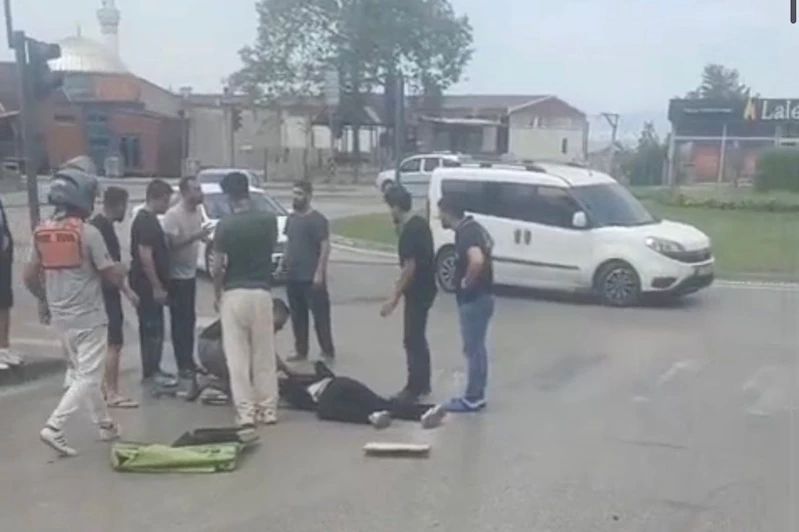 Motokurye tırın altında kaldı: 1 ağır yaralı