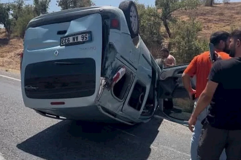 Hafif ticari araç takla attı: Sürücü emniyet kemeri sayesinde kurtuldu