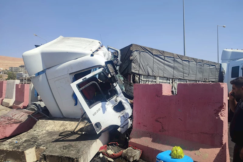 Çarpışan 2 tırın sürücüsü kardeş çıktı: 1 ölü 1 yaralı