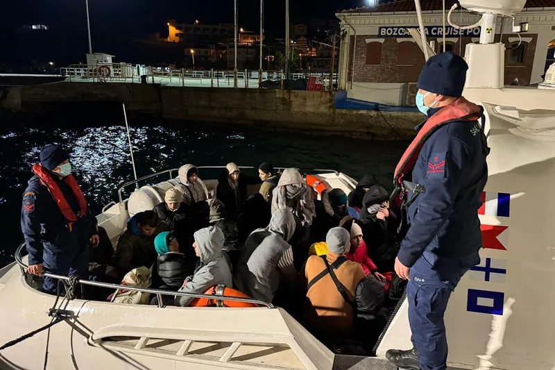 Çanakkale açıklarında 24 düzensiz göçmen yakalandı