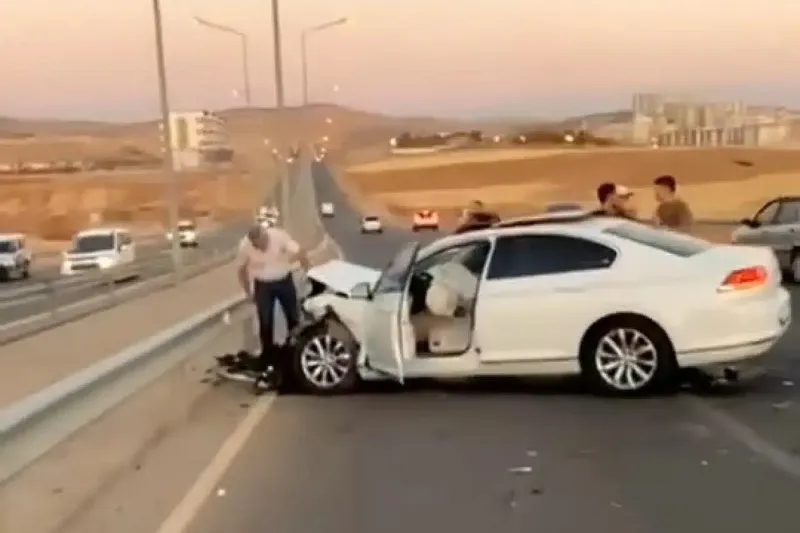Hafif ticari araç yol kenarındaki bariyerlere çarptı