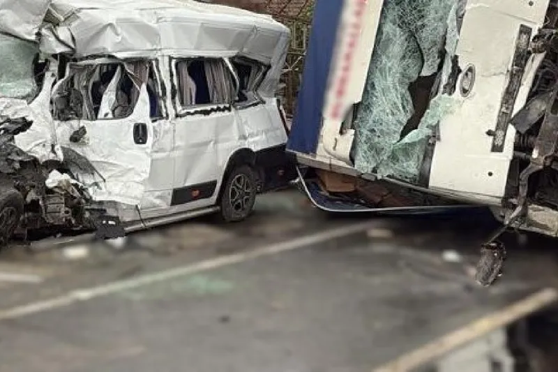 Tekirdağ’da servis minibüsü ile kamyon çarpıştı: 3 ölü, 9 yaralı