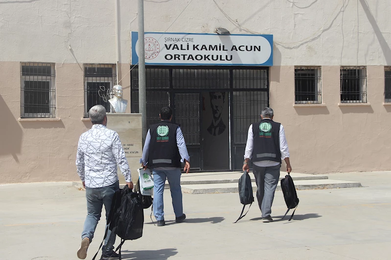 Umut Kervanı Cizre’de onlarca öğrenciye kırtasiye malzemesi ulaştırdı