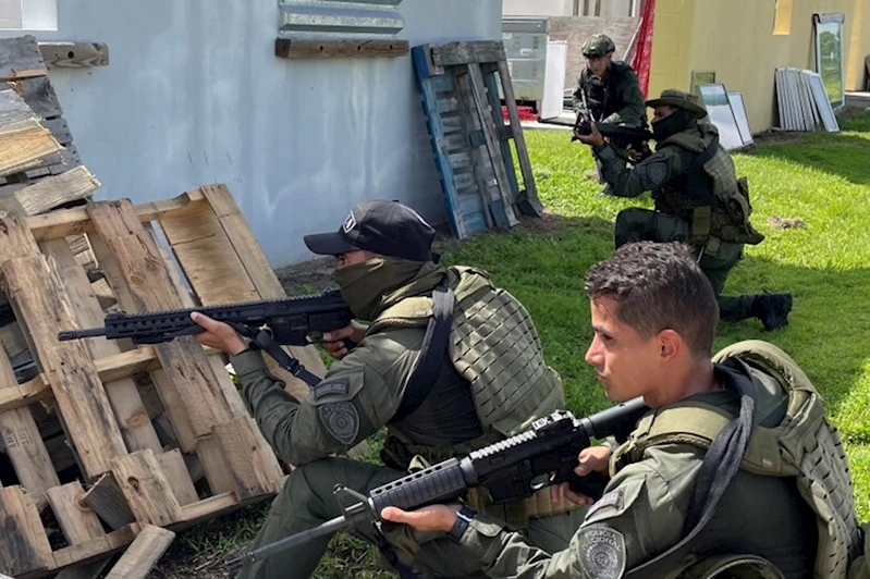 Venezuela Kolombiya sınırına 25 bin asker konuşlandıracak