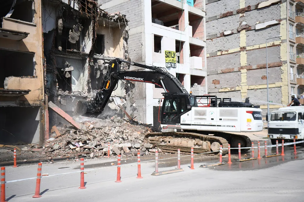 Yeşilyurt Belediyesinden metruk yapıları yıkım çalışması