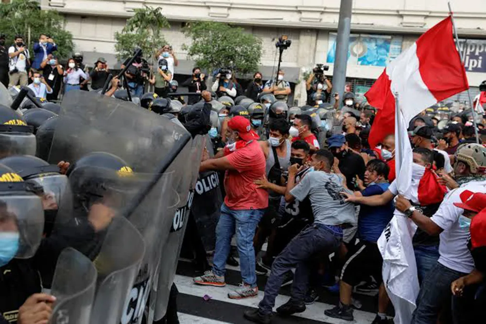 Peru'da Fujimori hükümetine ilk protesto dalgası: Akaryakıt zammı halkı sokağa döktü