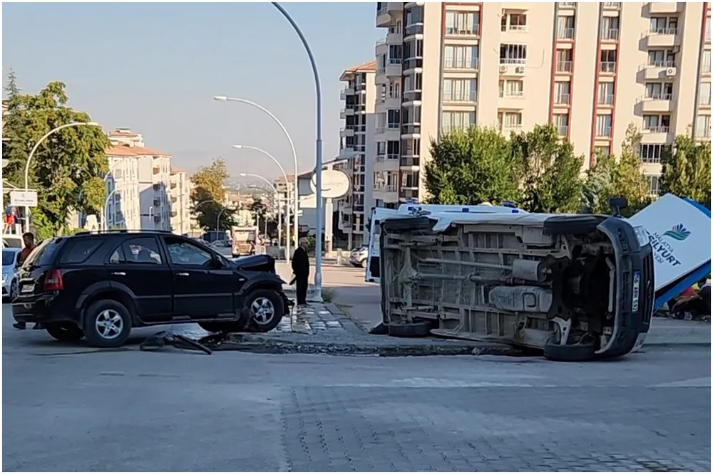 Malatya'da minibüs ile otomobil çarpıştı: 4 yaralı