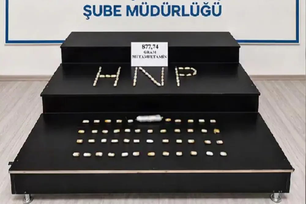 Hakkâri’de 3 İran uyruklu şüphelinin vücudundan 877 gram uyuşturucu çıktı