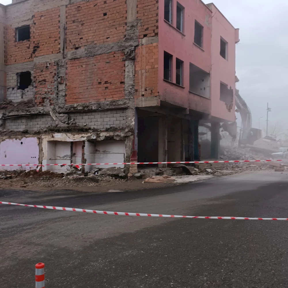 Habip Başkan parkı’nın yanındaki son bina da yıkıldı