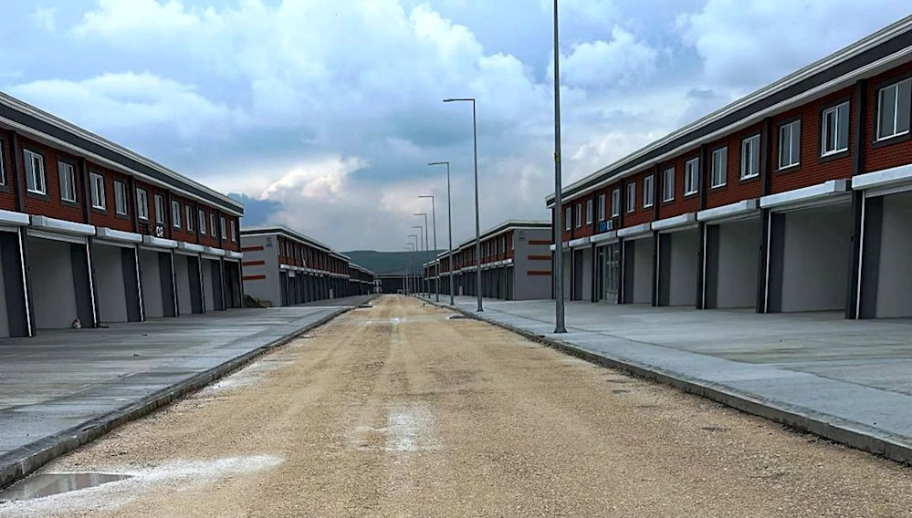Asfaltlanmayan yol esnafı engelliyor
