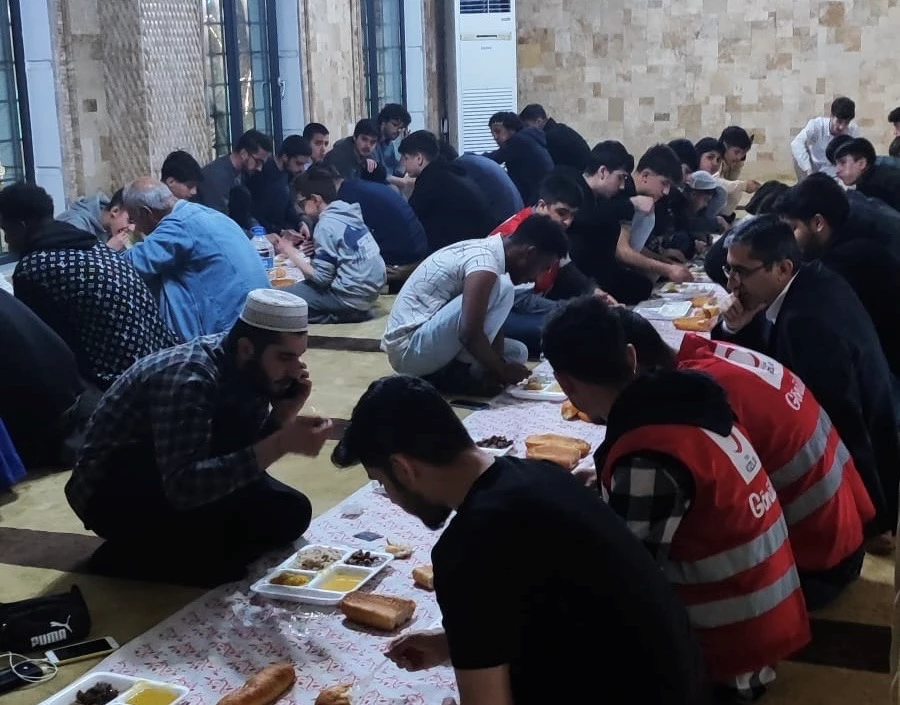 Batman Diyanet Gençlik Merkezi’nde Hayırseverlerin Katkılarıyla İftar Programı Düzenlendi