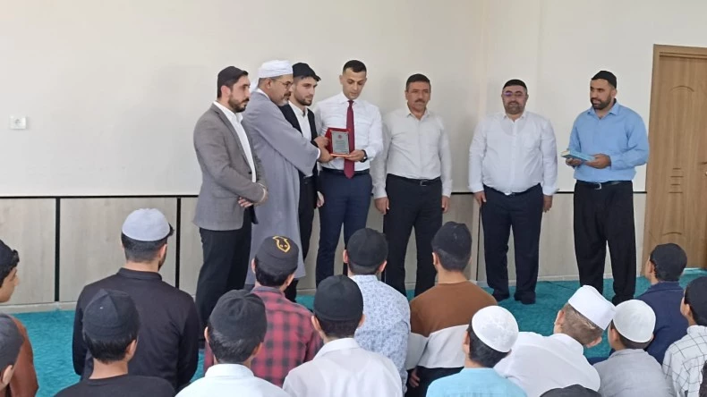 Hafız Bozkurt’a Anlamlı Plaket: 3 Ay 20 Günde Hafızlık Başarısı
