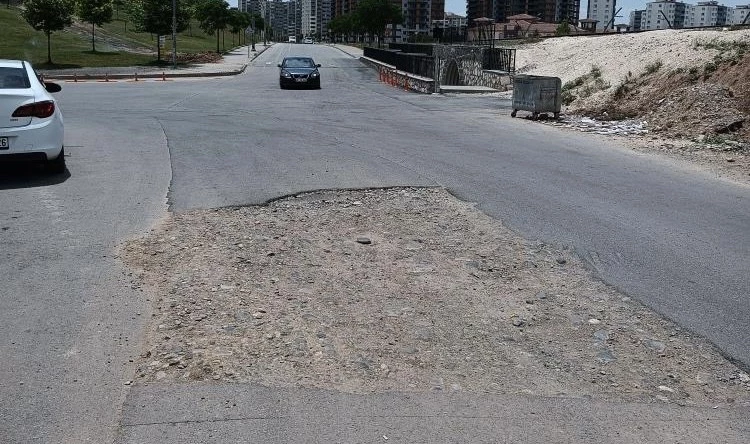 Asfaltlama Eksikliği ve Yaya Yolu Sorunu Sürücüleri ve Yayaları Tehlikeye Atıyor