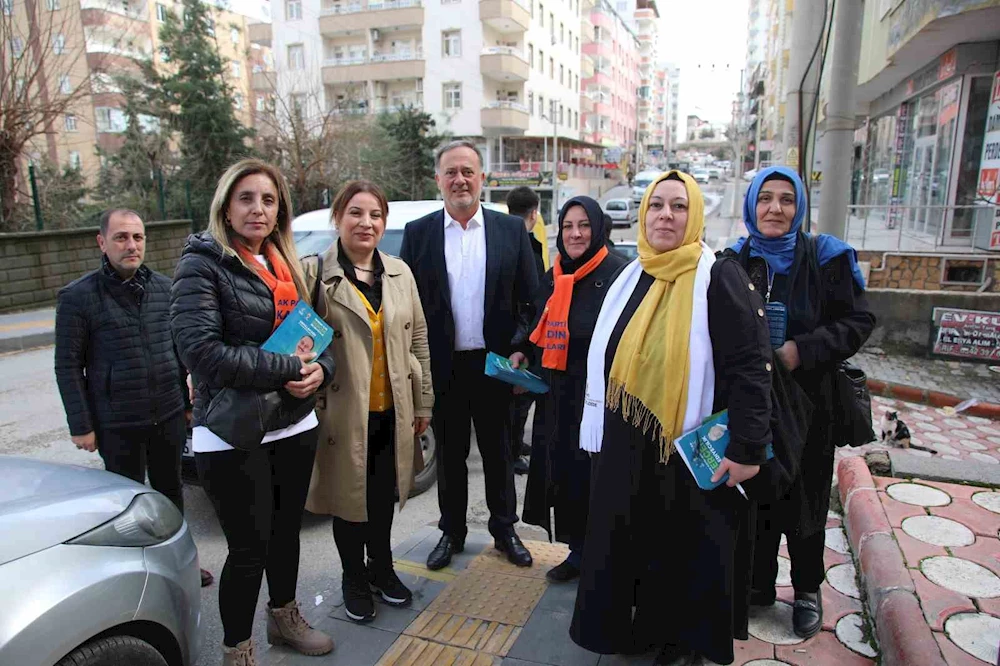 Artuklu Belediye Başkanı Tatlıdede, vatandaşın derdini dinliyor