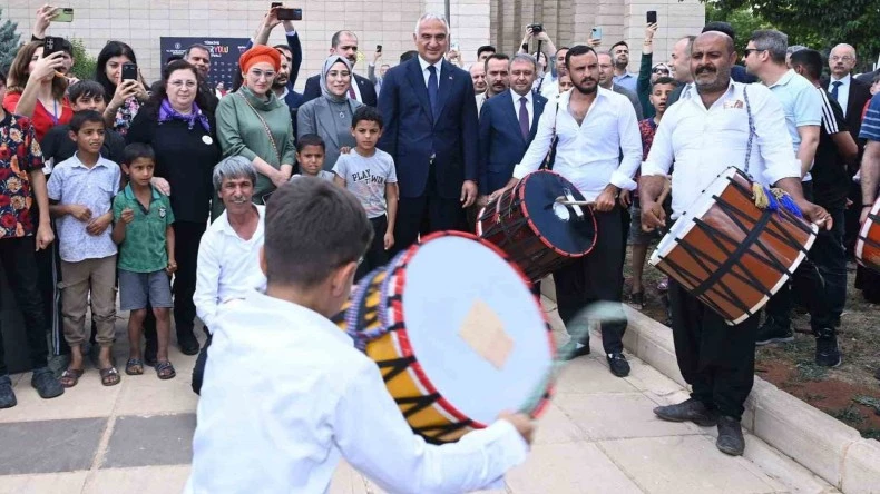 Bakan Ersoy’a davul şov