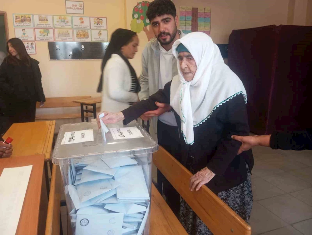 Çüngüş’te 96 yaşındaki seçmen oyunu kullandı