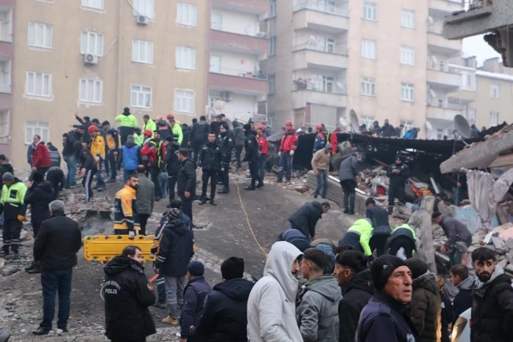 Diyarbakır’da 60 kişinin hayatını kaybettiği Yoldaş Apartmanı davasında müteahhit hakim karşısına çıktı
