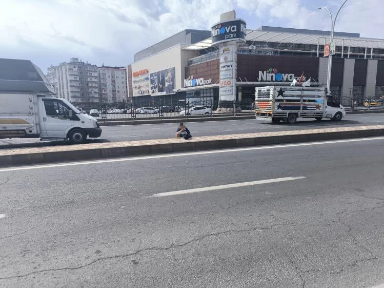 Diyarbakır’da Ninova Park AVM önünde canını hiçe sayan şahıs yolun ortasına tuvaletini yaptı