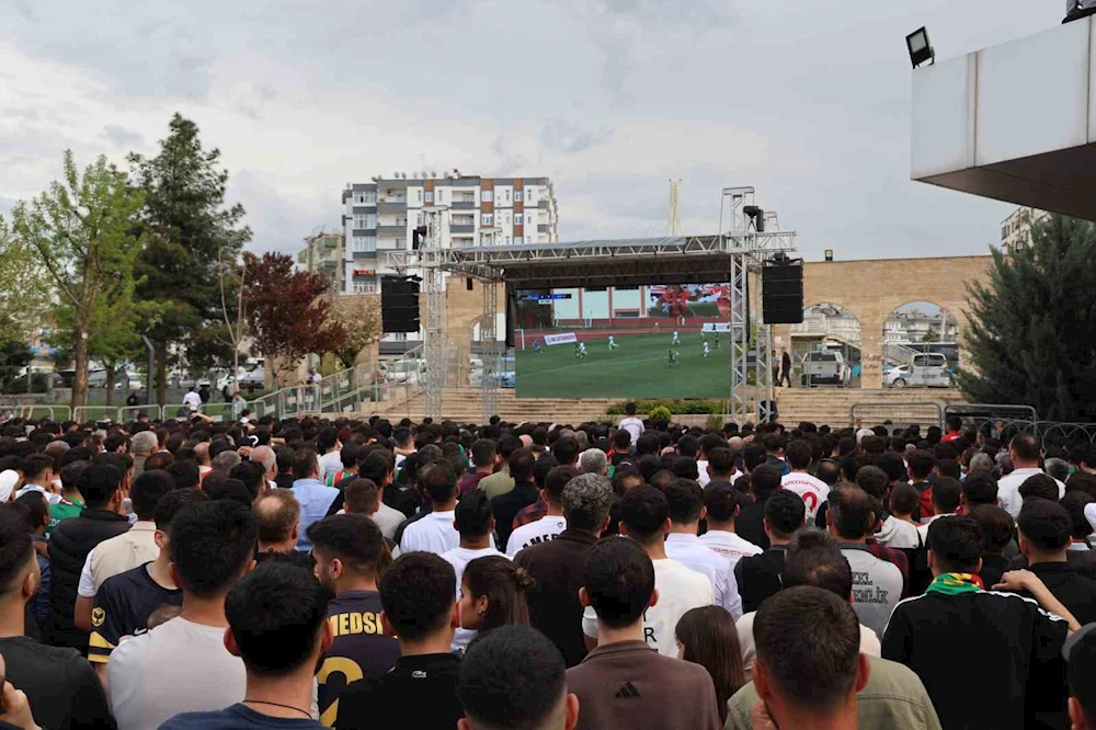 Diyarbakır’da binlerce taraftar dev ekranda maç keyfi yaptı