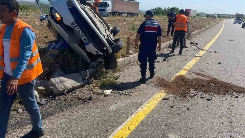Diyarbakır’da iki otomobil kafa kafaya çarpıştı: 3 yaralı