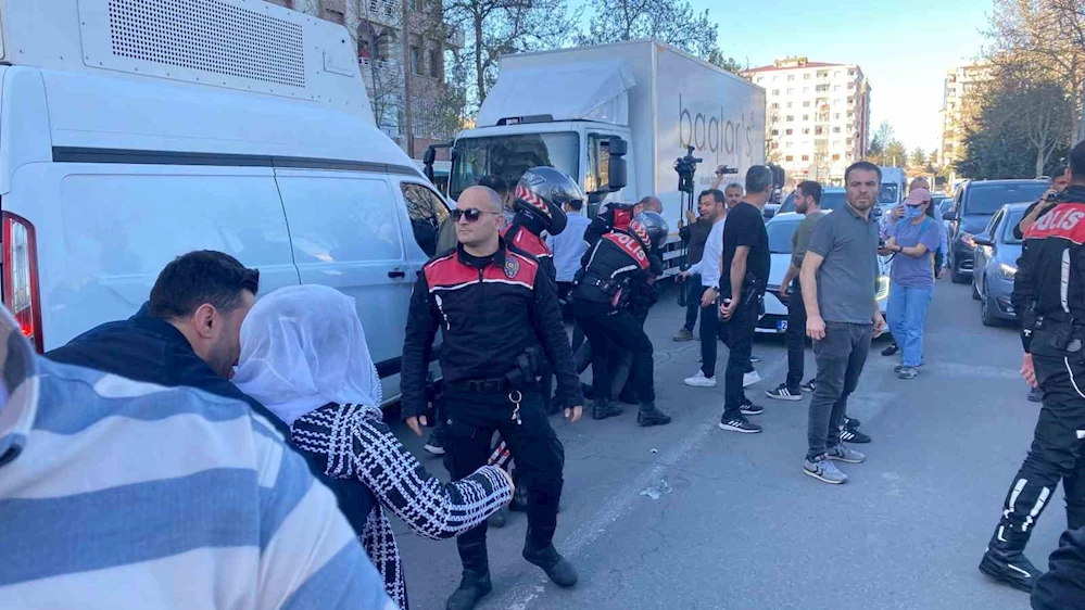 Diyarbakır’da izinsiz yürümek isteyen DEM’lilere polis müdahalesi
