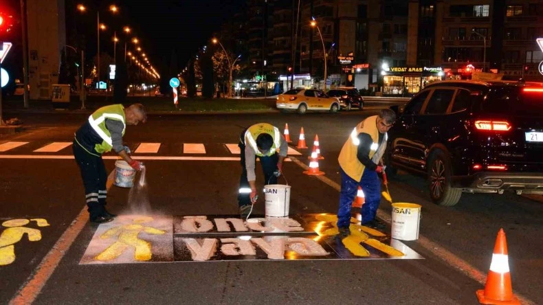 Diyarbakır’da yol çizgi yenileme çalışmaları sürüyor