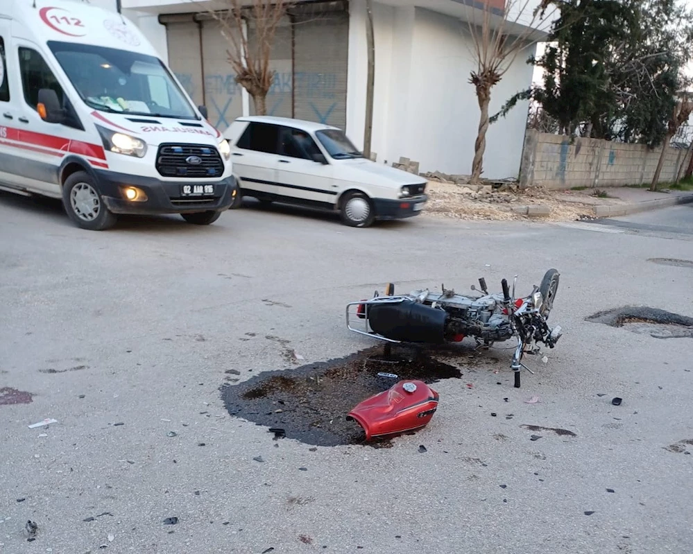 Motosikletle otomobil çarpıştı: 1’i ağır 2 yaralı