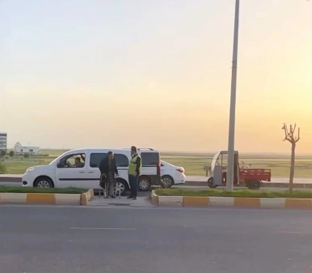 Nusaybin’de yolun karşısına geçemeyen yaşlı adama polis yardımcı oldu