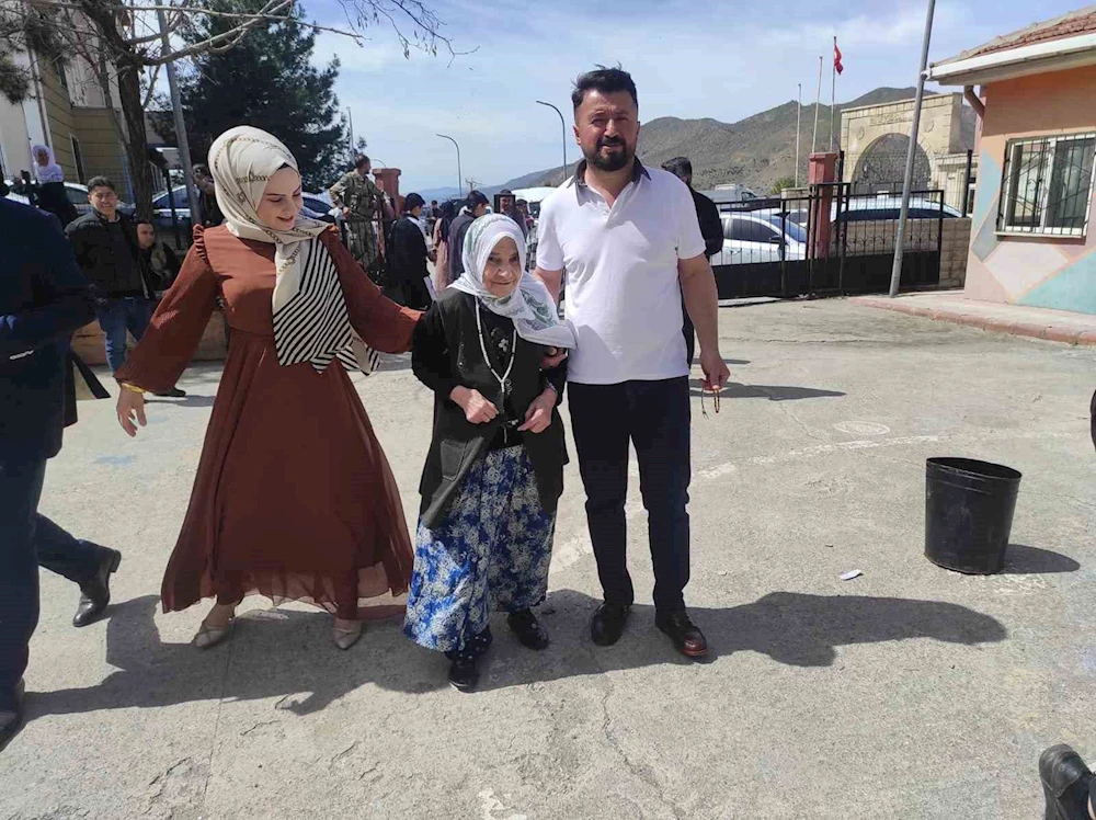 Sason’da 111 yaşındaki Cemile nine torunlarının yardımıyla sandığa gitti