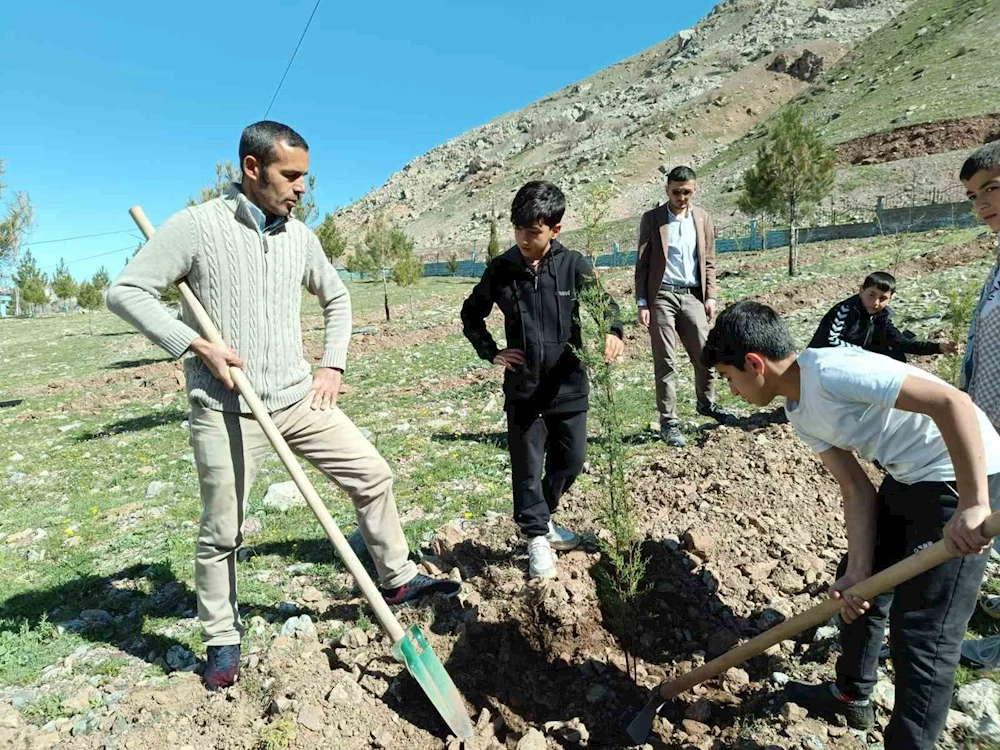 Sason’da öğretmen ve öğrenciler fidan dikimini geleneksel hale getirdi