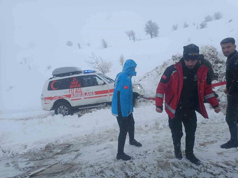 Siirt’te kardan kapanan yolda mahsur kaldığı araçlar kurtarıldı