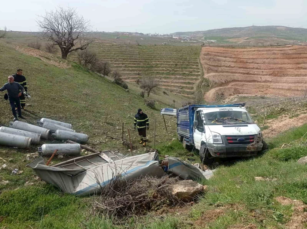 Siirt’te tüp kamyoneti devrildi, facianın eşiğinden dönüldü: 2 yaralı