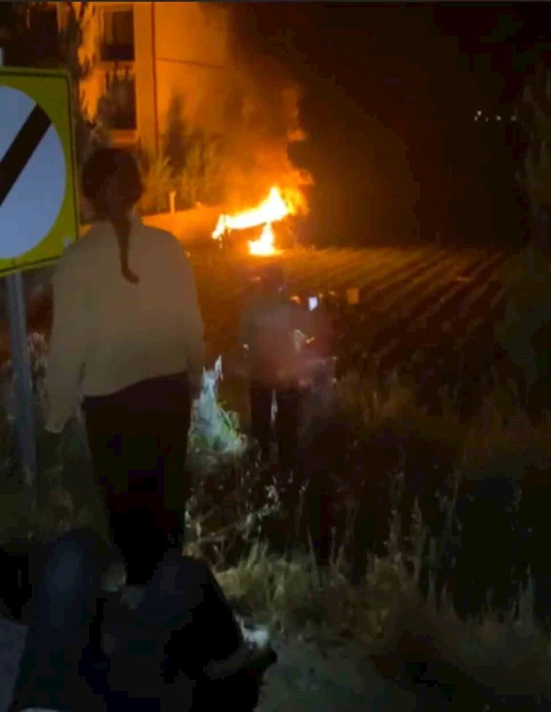 Takla atan otomobil alev topuna döndü: 2 yaralı
