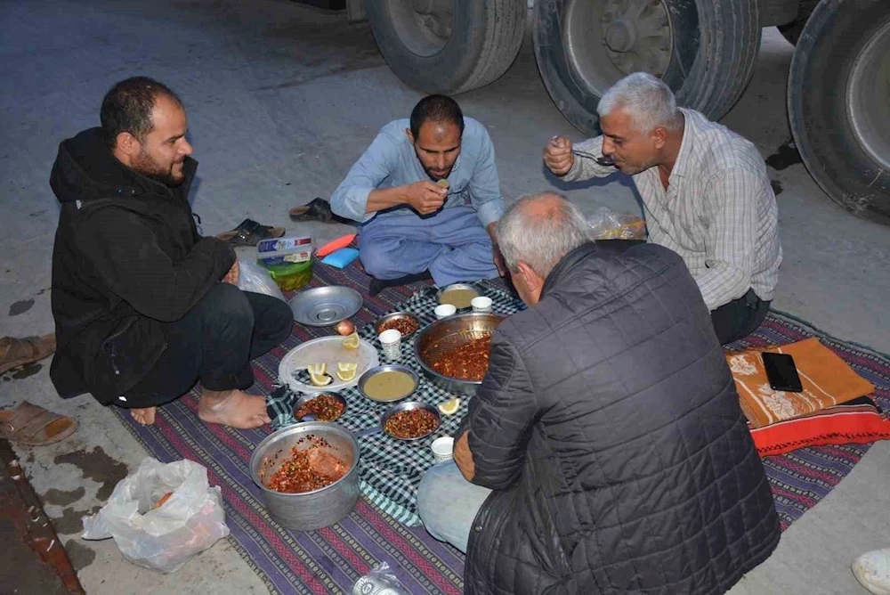 Tır şoförleri Habur Sınır Kapısında sıra beklerken iftar açıyor