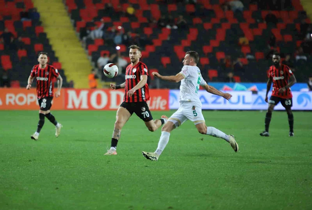 Trendyol Süper Lig: Gaziantep FK: 0 - Alanyaspor: 2 (İlk yarı)