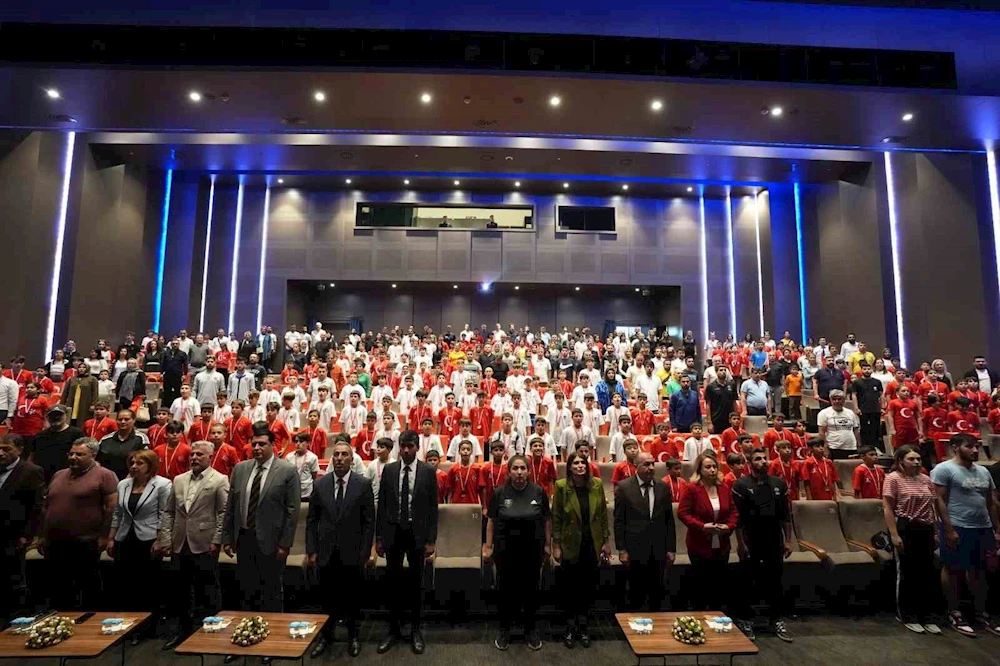 Yılmaz, başarılı öğrencileri ödüllendirdi