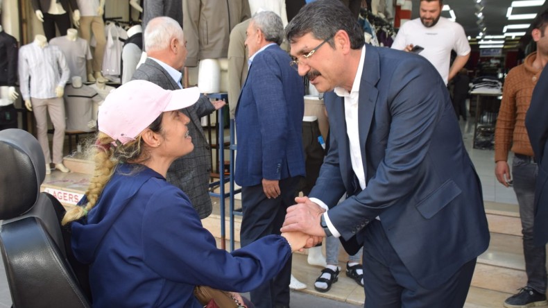 Nasıroğlu, esnafı ziyaret etti, vatandaşlarla selamlaştı
