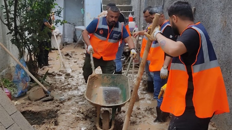 AFAD gönüllüleri, Cizre’de sel felaketinin yaralarını sarıyor