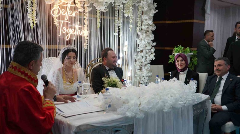 Aile ve Sosyal Hizmetler Bakanı Göktaş, Şırnak’ta Sidar çiftinin nikah şahitliğini yaptı